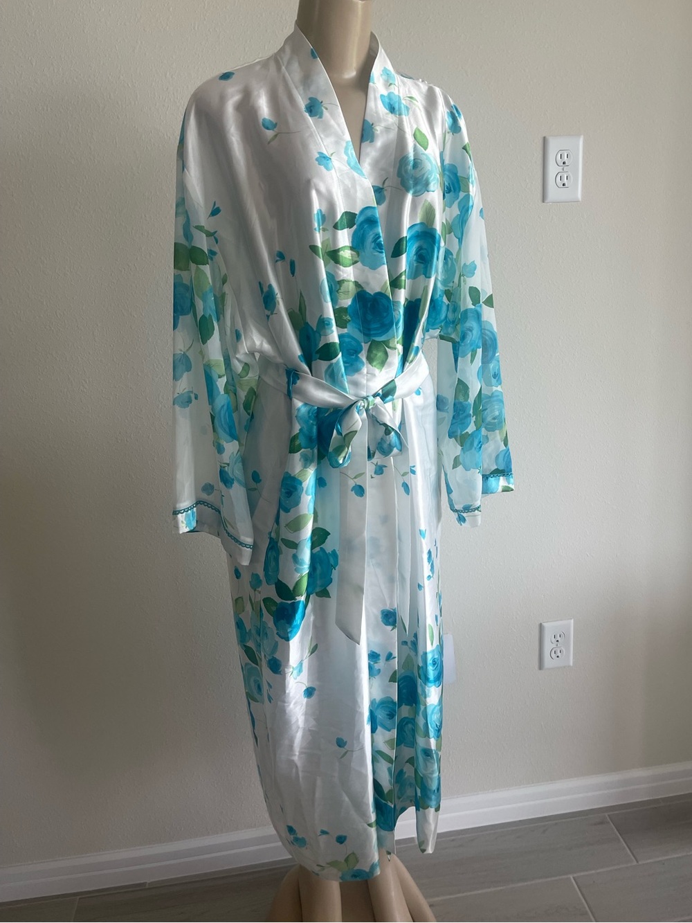 Vintage California Dynasty Romantic white  Blue Floral NightGown Robe Size Large